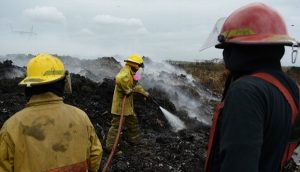 Incendio en basurero de Veracruz continúa activo, bomberos controlan el siniestro: PC municipal