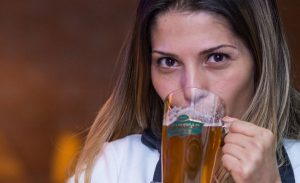 Mujeres que beben cerveza son más fieles: Especialistas