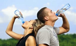 Hidratación ayuda a restablecer procesos celulares y mejora el ánimo