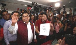 Designa Morena a Miguel Barbosa como candidato a la gubernatura de Puebla