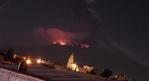 Popocatépetl vuelve a lanzar material incandescente y ceniza