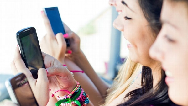 9 de cada 10 adolescentes mexicanos son adictos al celular, según Motorola