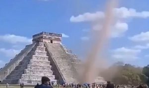 Tornado sorprende  a visitantes de Chichen Itzá