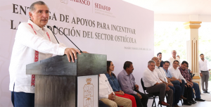 Entrega Adán Augusto apoyos por 3.9 mdp a productores ostrícolas