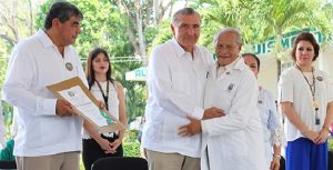 Reconoce Adán Augusto a fundadores de Escuela de Medicina Humana en la UJAT