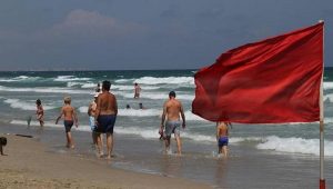 Bandera roja en playas de Tabasco; prohíben a bañistas ingresar al mar