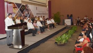 Reconocen a servidores públicos por día del Empleado estatal en Campeche