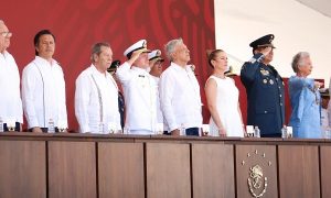 Conmemoran la defensa de Veracruz de 1914, AMLO toma protesta a cadetes