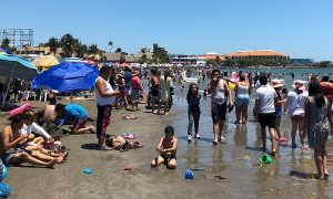 Disfrutan turistas las playas de Veracruz en sábado Santo