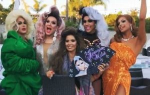 Gloria Trevi anuncia el lanzamiento de «Ábranse, perras», acompañada de drag queens