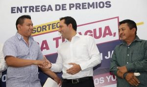 El Gobernador Mauricio Vila Dosal entrega premios a los ganadores del sorteo de la Japay