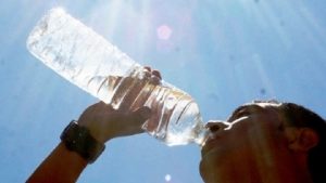Exhortan a consumir líquidos para prevenir deshidratación