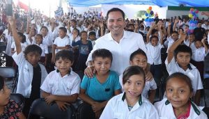 Entrega Mauricio Vila Dosal lentes para todos los niños y jóvenes de escuelas públicas de Yucatán que lo necesitan