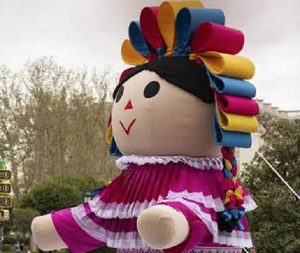 Muñeca mexicana llega a Londres como embajadora de Querétaro