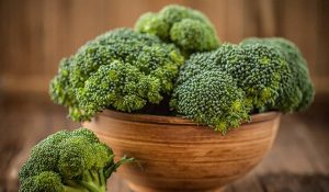 El brócoli, aporta a nuestro cuerpo fibra, vitaminas A y C