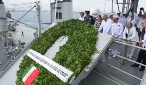 Encabezo AMLO ofrenda floral en el Día de la Marina en Veracruz