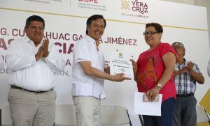 Entrega Cuitláhuac García escrituras a habitantes de Tuxpan, Veracruz