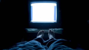 Dormir con la televisión o luz encendida podría hacerte engordar: Estudio