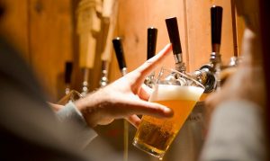 Estudio revela que tomar cerveza después del trabajo reduce el estrés
