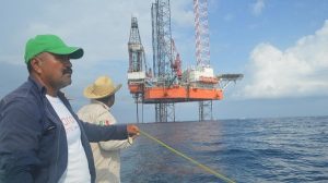 Pescadores del sur de Veracruz bloquean plataforma petrolera