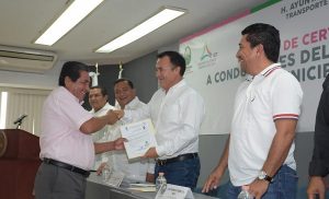 Presidente Óscar Rosas apoya a conductores del transporte público en Carmen