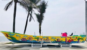 Colocan lancha con imágenes representativas de Veracruz en el bulevar