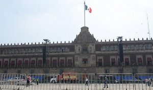 Blindan ocho mil policías el Zócalo en CDMX para acto presidencial