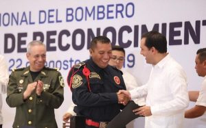 El Gobernador Mauricio Vila Dosal entrega reconocimientos y estímulos económicos a bomberos por su labor