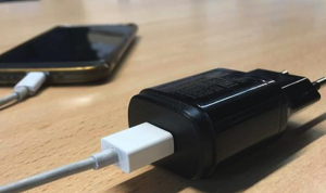 Cuidado, pedir cable para cargar tu teléfono pude ser peligroso