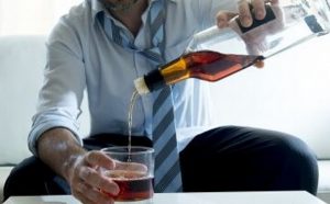 Estudio revela que fingir que eres feliz en el trabajo te puede llevar al alcoholismo
