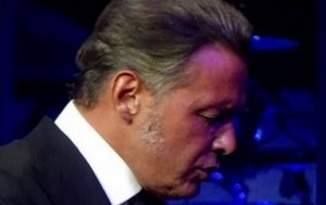 Luis Miguel reaparece con nuevo look… ¡lleno de canas!