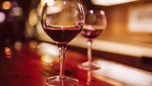 Beber vino tinto tiene beneficio para la salud: Estudio