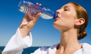 Falso que para tener riñones saludables se deba tomar 1.5 litros de agua: Especialista