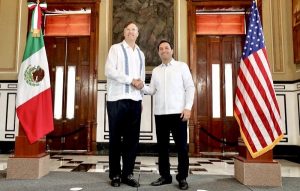 El Gobernador Mauricio Vila Dosal y el embajador de Estados Unidos en México, Christopher Landau, acuerdan fortalecer lazos comerciales