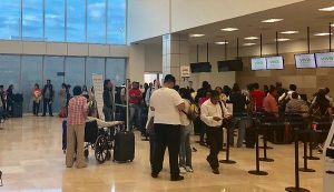 Retraso de horas en vuelo a Cancún crea inconformidad en aeropuerto de Veracruz