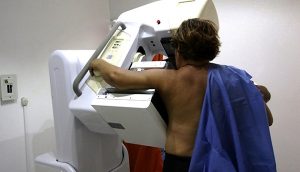 Mujeres mayores de 40 años deben hacerse mastografía para detectar cáncer de mama