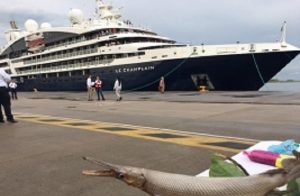 Arriba crucero ‘Le Champlain’ al puerto de Dos Bocas