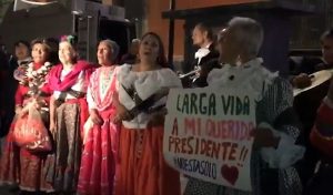 Llevan “adelitas” serenata a AMLO por su cumpleaños