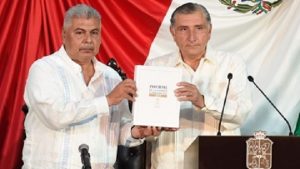 Ofrece Adán Augusto diálogo permanente a diputados para fortalecer a Tabasco