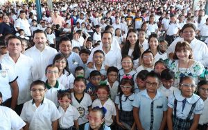 Más niños y jóvenes se benefician con lentes gratuitos que entregan el Gobernador Mauricio Vila Dosal y la Fundación «Ver bien para aprender mejor»