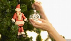 Poner adornos navideños hace más feliz a la gente: Expertos