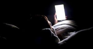 ¿Sabes por qué no debes utilizar tu celular en la oscuridad?