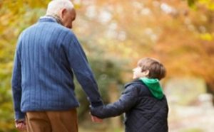 Abuelos que cuidan a sus nietos viven más, afirma estudio