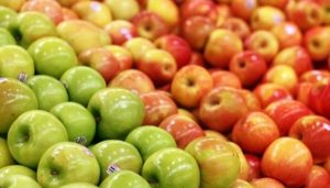Comer dos manzanas al día baja riesgo de enfermedades cardíacas: Estudio