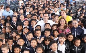 El Gobernador Mauricio Vila Dosal entrega chamarras para proteger la salud de los niños durante la época de frío