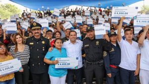 Entrega el Gobernador Mauricio Vila Dosal becas económicas a hijos de policías