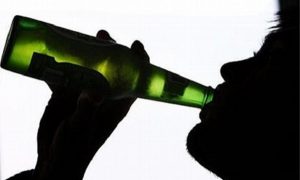 Estrés laboral aumenta el consumo de alcohol: Especialista
