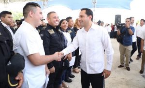 Hijos de policías yucatecos tienen acceso a educación universitaria con becas del 100%