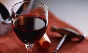 Vino tinto podría prevenir enfermedades cardiovasculares, diabetes y demencias, revela estudio