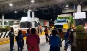 Toman caseta de cobro de Acayucan, Veracruz; bloquean circulación